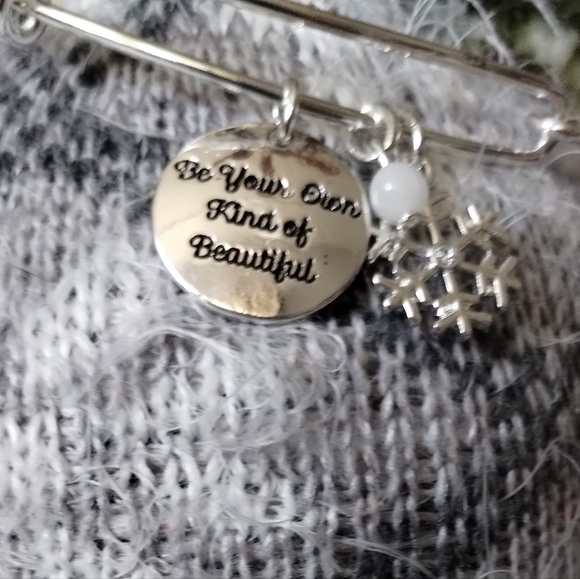 Avon Precious Charms Christmas Time Winter Themed Snowflake Bangle Bracelet - Picture 10 of 16